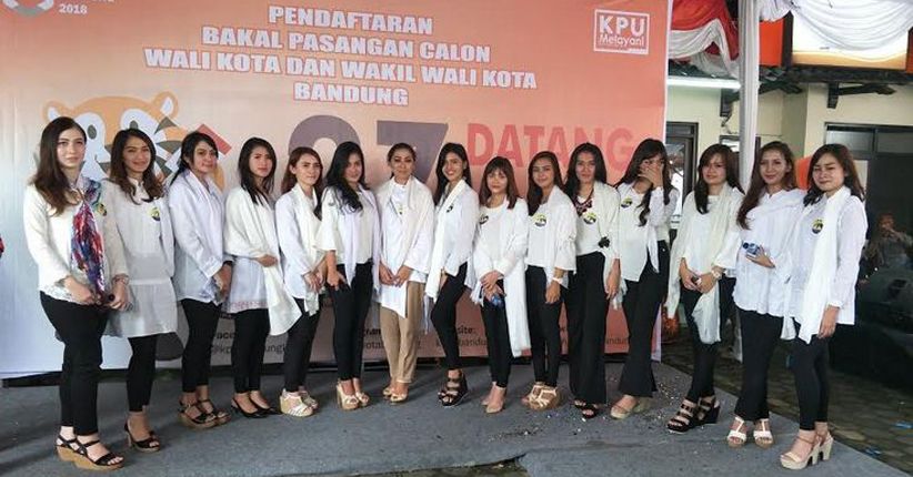 15 Mojang Geulis Jago Bela Diri Ini Antar Nurul Arifin-Ruly ke KPU