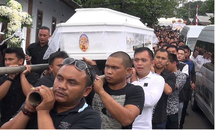 Isak Tangis Iringi Pemakaman Ajudan Prabowo yang Tewas Ditembak