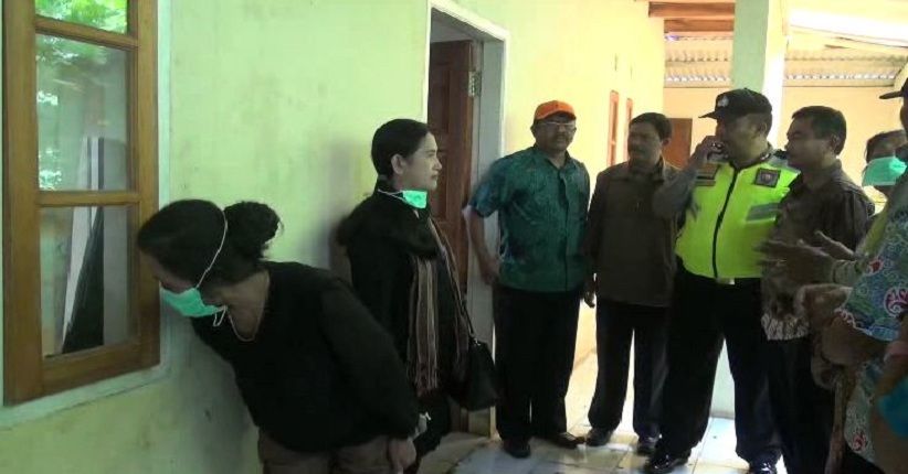 title Penasaran Penemuan Mayat Tinggal Kerangka, Warga Datangi Rumah Rebecca Penasaran Penemuan Mayat Tinggal Kerangka, Warga Datangi Rumah Rebecca