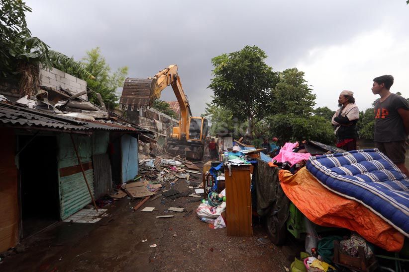 Ratusan Bangunan Liar Kali Keputran Ditertibkan Satpol PP Surabaya - Bagian 2