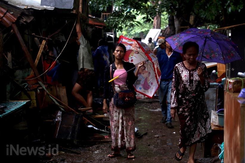 Ratusan Bangunan Liar Kali Keputran Ditertibkan Satpol PP Surabaya - Bagian 4