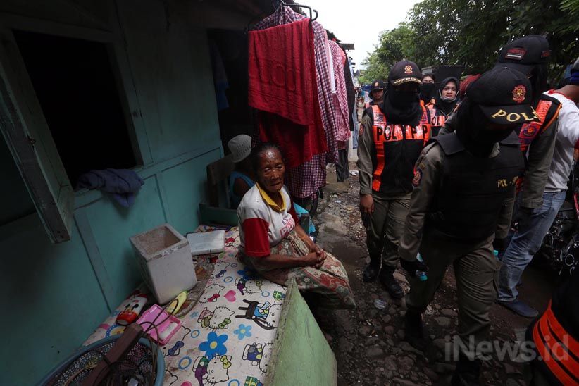 Ratusan Bangunan Liar Kali Keputran Ditertibkan Satpol PP Surabaya - Bagian 5