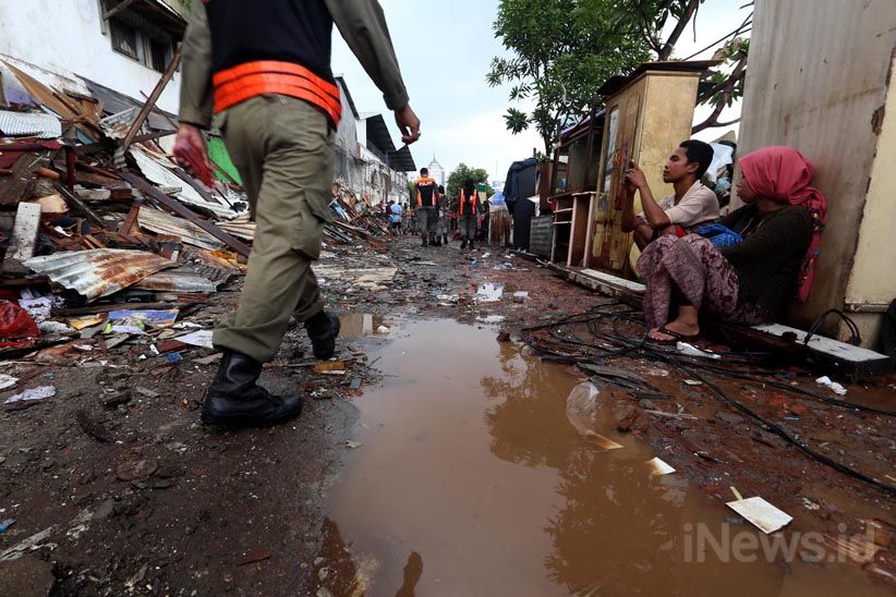 Ratusan Bangunan Liar Kali Keputran Ditertibkan Satpol PP Surabaya - Bagian 6