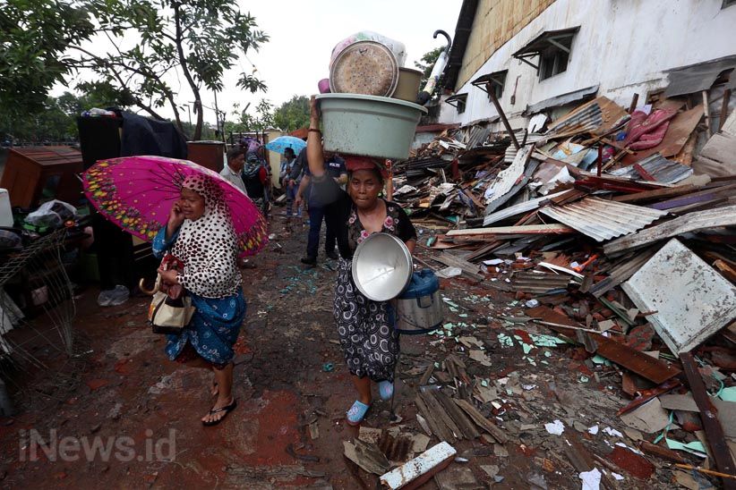 Ratusan Bangunan Liar Kali Keputran Ditertibkan Satpol PP Surabaya - Bagian 7