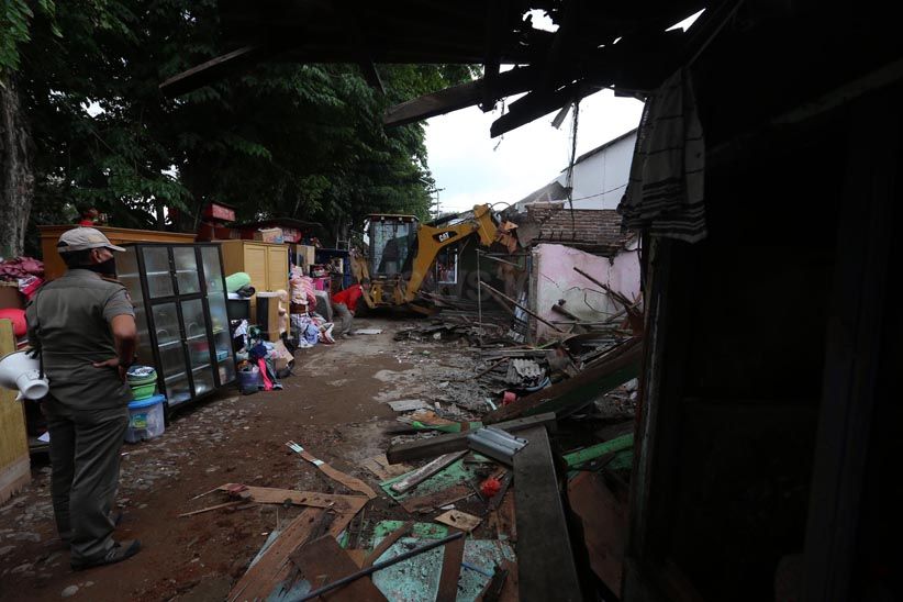 Ratusan Bangunan Liar Kali Keputran Ditertibkan Satpol PP Surabaya - Bagian 10