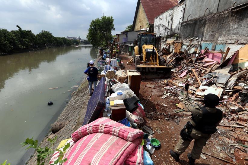 Ratusan Bangunan Liar Kali Keputran Ditertibkan Satpol PP Surabaya - Bagian 1