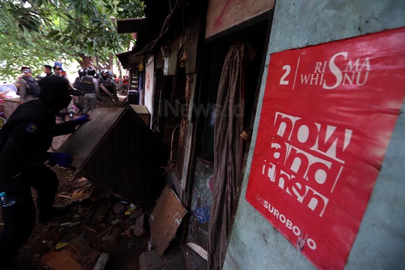 Ratusan Bangunan Liar Kali Keputran Ditertibkan Satpol PP Surabaya - Bagian 12