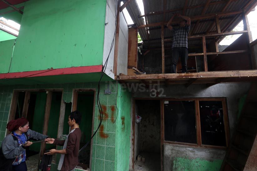 Ratusan Bangunan Liar Kali Keputran Ditertibkan Satpol PP Surabaya - Bagian 13