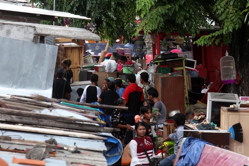 Ratusan Bangunan Liar Kali Keputran Ditertibkan Satpol PP Surabaya - Bagian 14