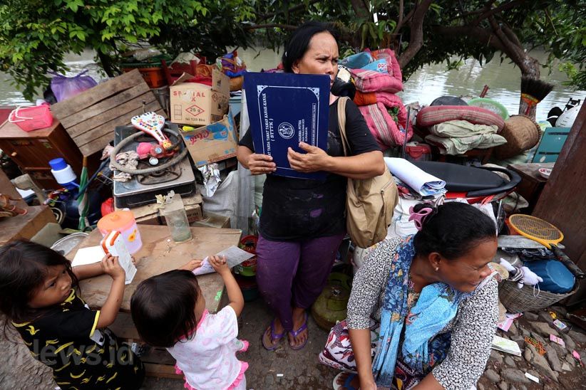 Ratusan Bangunan Liar Kali Keputran Ditertibkan Satpol PP Surabaya - Bagian 15
