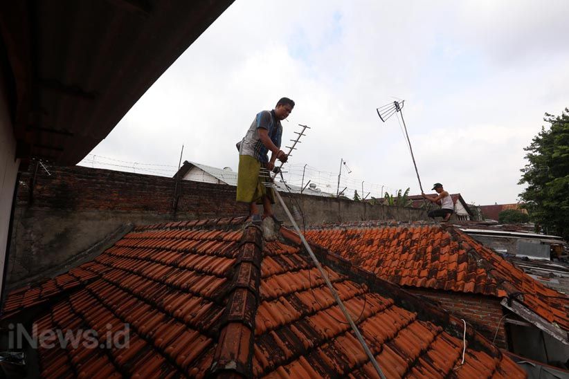 Ratusan Bangunan Liar Kali Keputran Ditertibkan Satpol PP Surabaya - Bagian 16