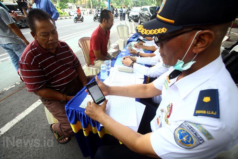 Pengemudi Taksi Online Terjaring Razia Gabungan - Bagian 7