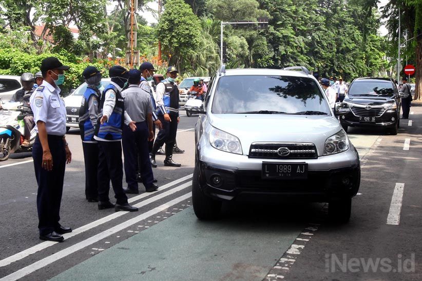 Pengemudi Taksi Online Terjaring Razia Gabungan - Bagian 2