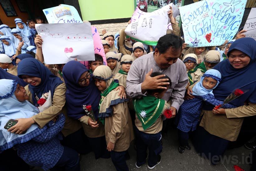 Guru Tewas Dianiaya, Pelajar Surabaya Gelar Aksi Simpatik - Bagian 7