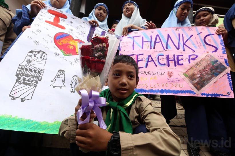 Guru Tewas Dianiaya, Pelajar Surabaya Gelar Aksi Simpatik - Bagian 5