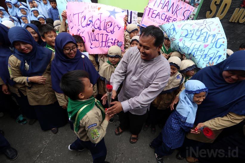 Guru Tewas Dianiaya, Pelajar Surabaya Gelar Aksi Simpatik - Bagian 3