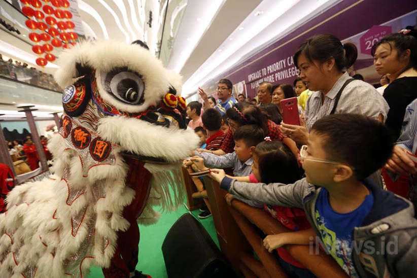Barongsai Hibur Pengunjung Lippo Mall Puri  - Bagian 3