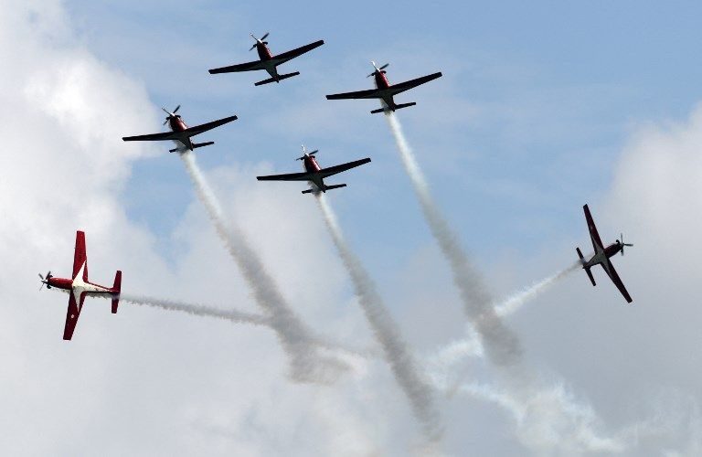 Aksi Aerobatik Jupiter TNI AU Meliuk di Singapore Airshow - Bagian 2