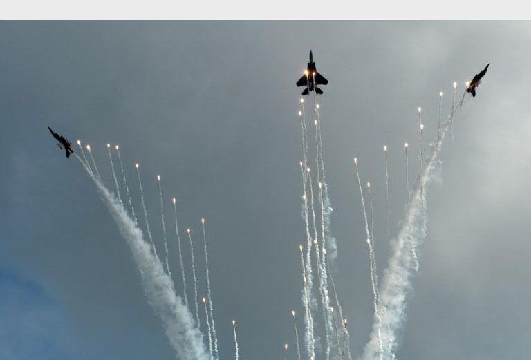 Aksi Aerobatik Jupiter TNI AU Meliuk di Singapore Airshow - Bagian 5