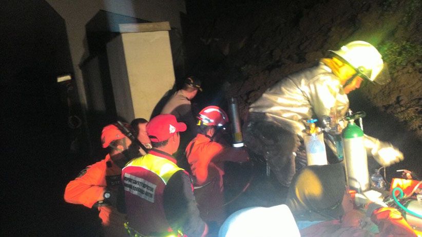 Momen Mutmainah Diselamatkan setelah Tertimbun Longsor 15 Jam - Bagian 4