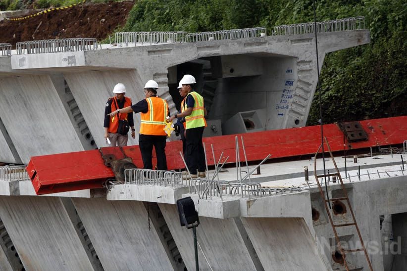 Puslabfor Mabes Polri Olah TKP Crane DDT Ambruk - Bagian 7