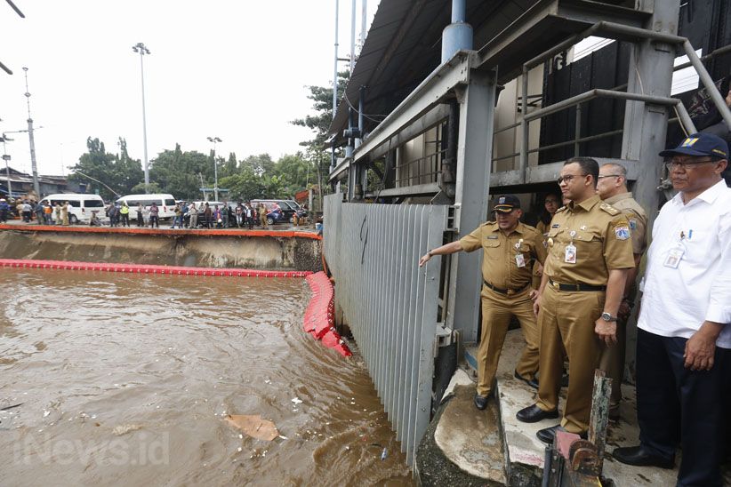 Gubernur Anies Pantau Kondisi Pintu Air Manggarai - Bagian 5