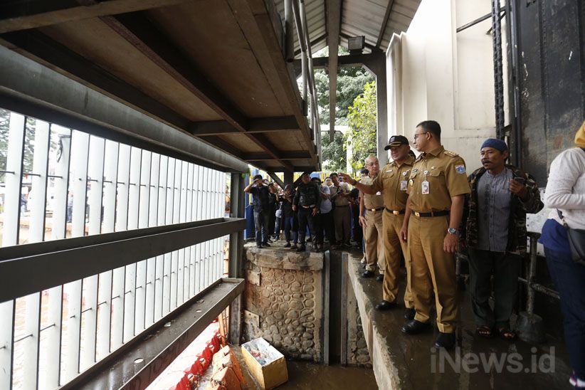 Gubernur Anies Pantau Kondisi Pintu Air Manggarai - Bagian 4
