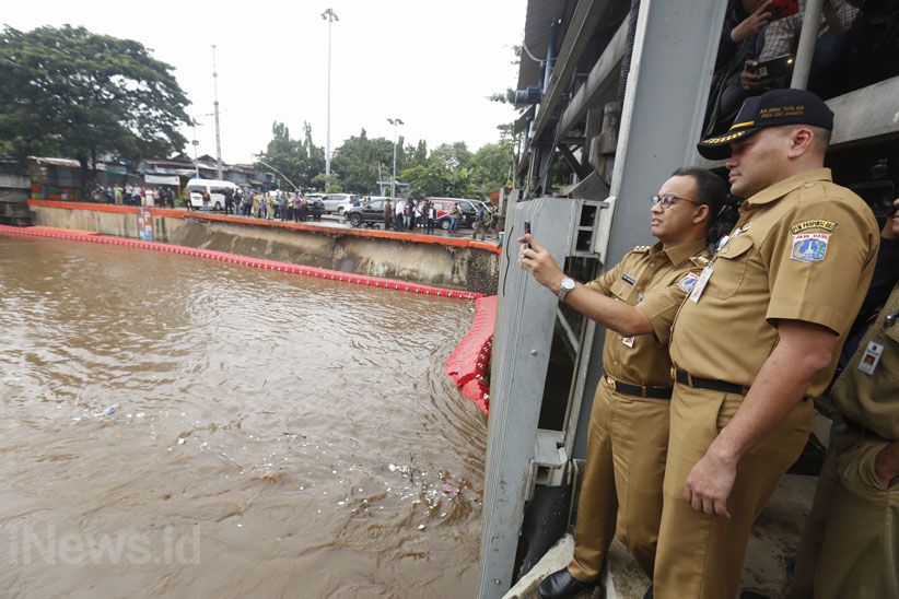 Gubernur Anies Pantau Kondisi Pintu Air Manggarai - Bagian 3