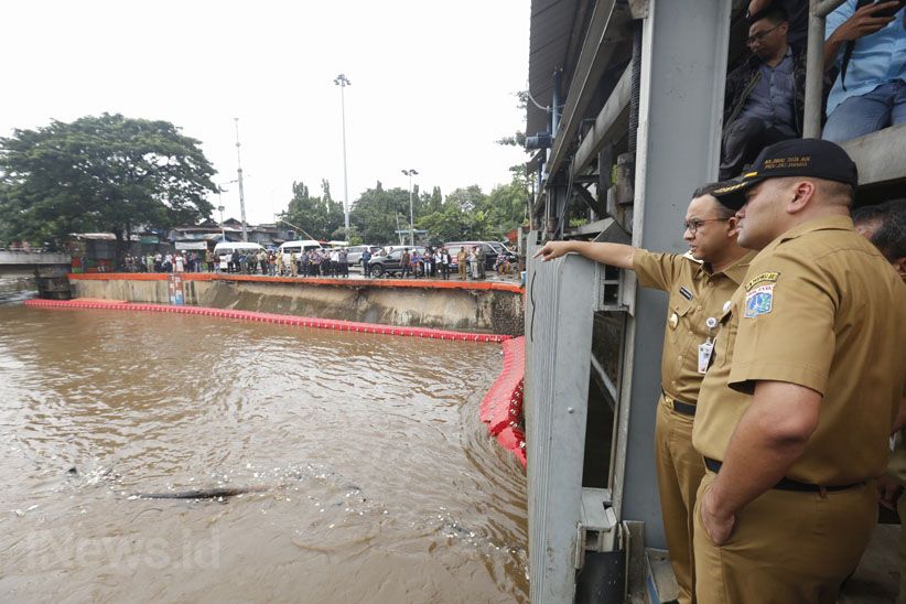 Gubernur Anies Pantau Kondisi Pintu Air Manggarai - Bagian 2