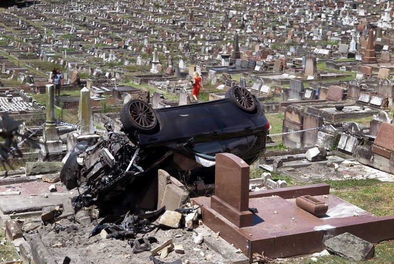 Sopir Mabuk, Mobil SUV Hancurkan Pemakaman - Bagian 1