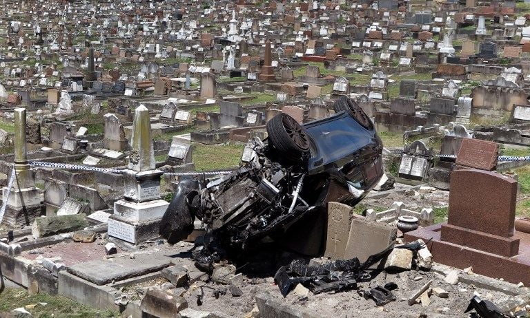Sopir Mabuk, Mobil SUV Hancurkan Pemakaman - Bagian 3