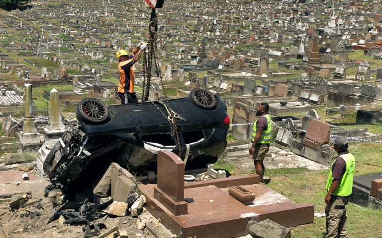 Sopir Mabuk, Mobil SUV Hancurkan Pemakaman - Bagian 6