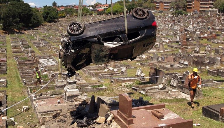 Sopir Mabuk, Mobil SUV Hancurkan Pemakaman - Bagian 8