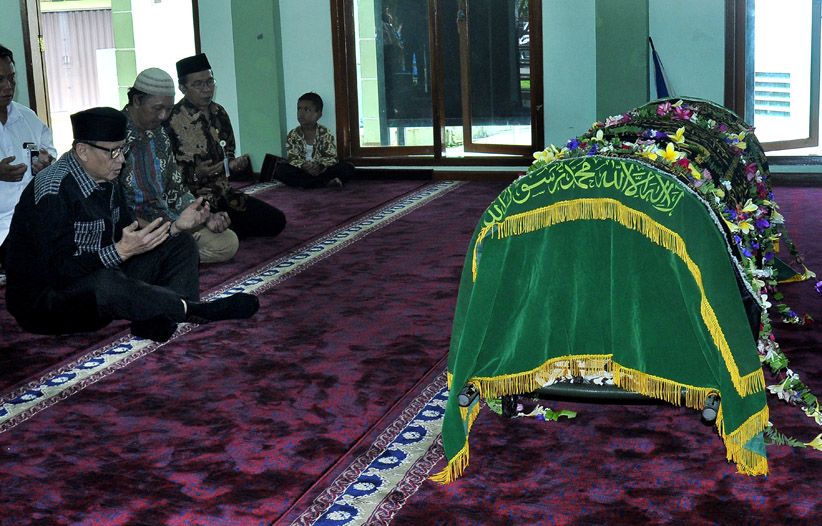 Pemakaman Dianti Diwarnai Isak Tangis - Bagian 2