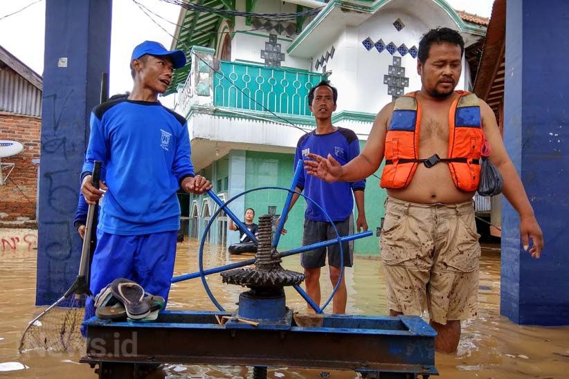 Pompa Sedot Air di Permukiman yang Masih Terendam Banjir - Bagian 5