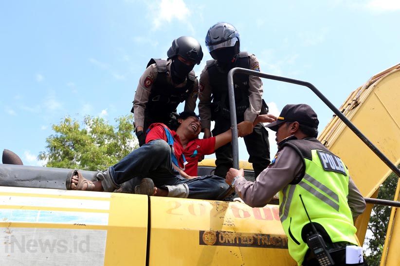 Eksekusi Lahan Sengketa di Surabaya Berlangsung Ricuh - Bagian 13