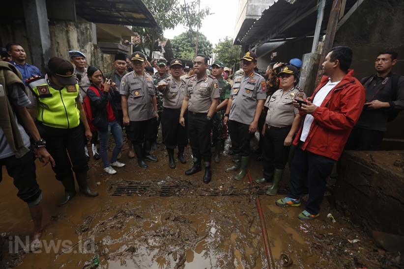 Wakapolri Kunjungi Pengungsi Korban Banjir Jakarta - Bagian 10