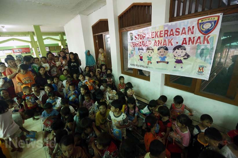 Wakapolri Kunjungi Pengungsi Korban Banjir Jakarta - Bagian 9