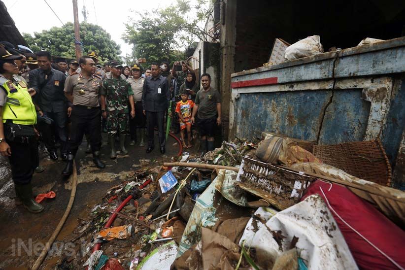 Wakapolri Kunjungi Pengungsi Korban Banjir Jakarta - Bagian 8