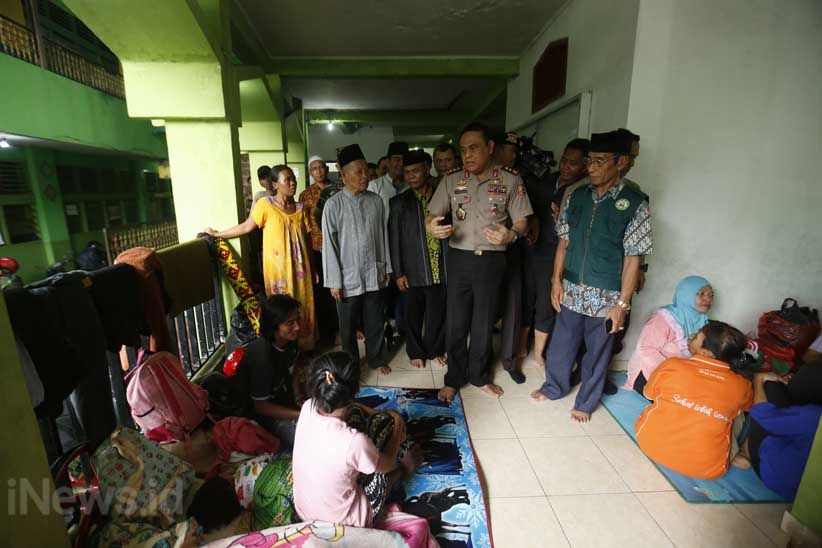 Wakapolri Kunjungi Pengungsi Korban Banjir Jakarta - Bagian 6