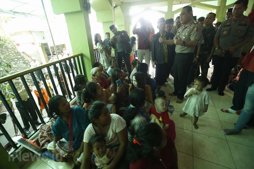 Wakapolri Kunjungi Pengungsi Korban Banjir Jakarta - Bagian 5