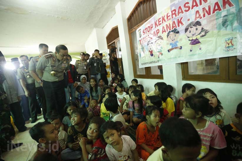 Wakapolri Kunjungi Pengungsi Korban Banjir Jakarta - Bagian 4