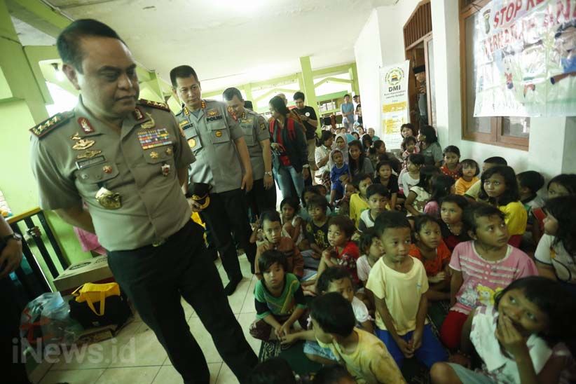 Wakapolri Kunjungi Pengungsi Korban Banjir Jakarta - Bagian 1