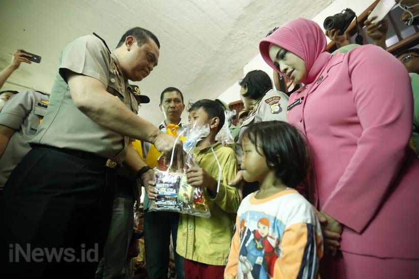 Wakapolri Kunjungi Pengungsi Korban Banjir Jakarta - Bagian 2
