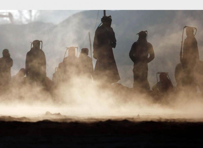 Wanita Nepal Membawa Tumpukan Batu Bata Pakai Kepala - Bagian 10