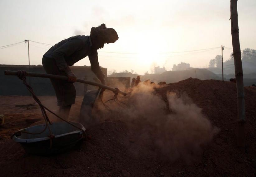 Wanita Nepal Membawa Tumpukan Batu Bata Pakai Kepala - Bagian 9
