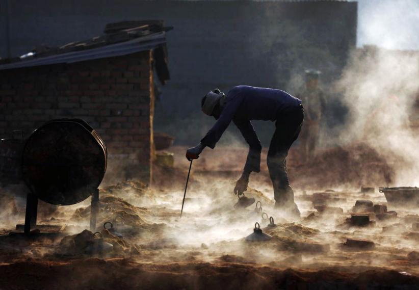 Wanita Nepal Membawa Tumpukan Batu Bata Pakai Kepala - Bagian 8