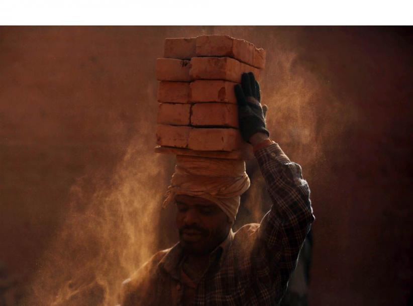 Wanita Nepal Membawa Tumpukan Batu Bata Pakai Kepala - Bagian 6