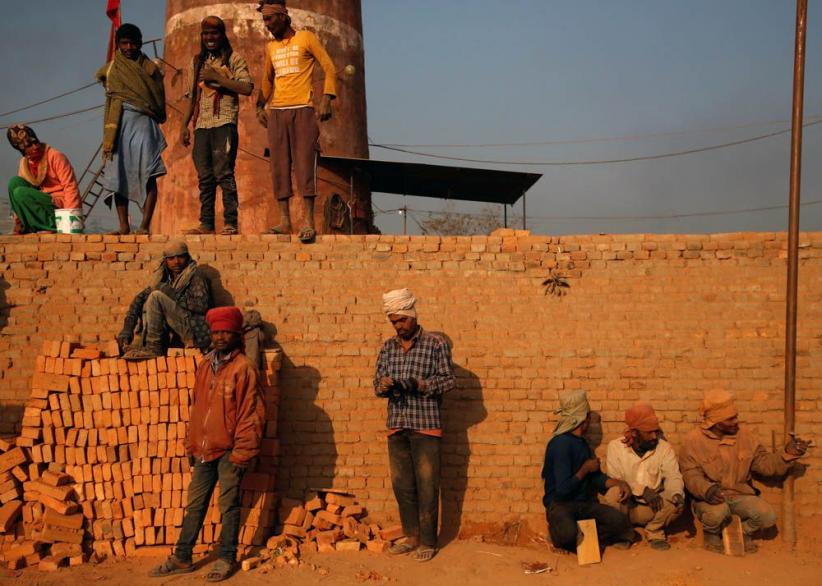 Wanita Nepal Membawa Tumpukan Batu Bata Pakai Kepala - Bagian 7