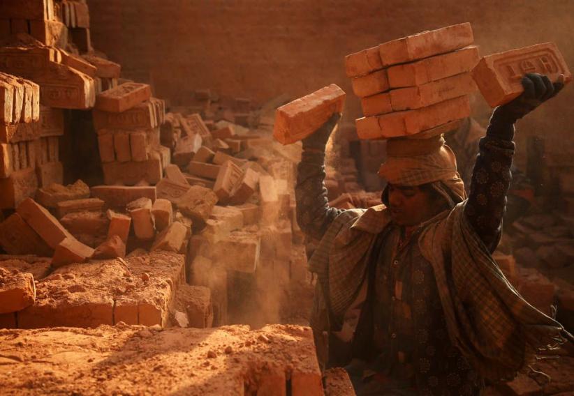 Wanita Nepal Membawa Tumpukan Batu Bata Pakai Kepala - Bagian 5